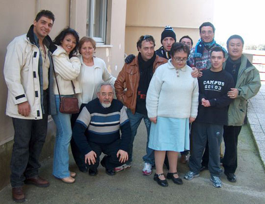 From Left; Samuel & Aurora Onofri, Center staff and residents, Homma Kancho.