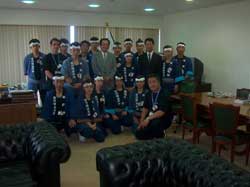 Drummers pay their respects to the Consul General of Japan at Rio de Janeiro. Center: Consul General Takeshi Kamitani Right: Deputy Consul General Toshio Ikeda. 